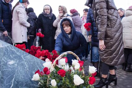 Кемерово.  Люди возлагают цветы к мемориалу в память о жертвах пожара в торгово-развлекательном центре `Зимняя вишня`.