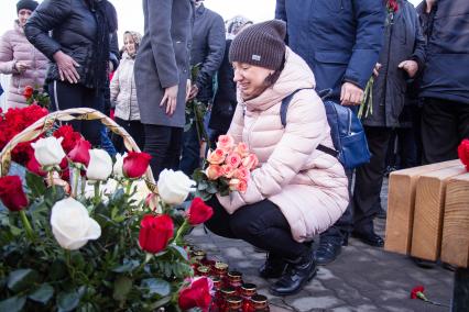 Кемерово.  Люди возлагают цветы к мемориалу в память о жертвах пожара в торгово-развлекательном центре `Зимняя вишня`.