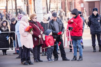 Кемерово.  Люди возлагают цветы к мемориалу в память о жертвах пожара в торгово-развлекательном центре `Зимняя вишня`.