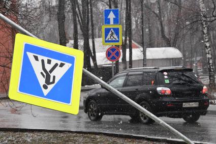 Москва. Упавший дорожный знак  `Пешеходный переход`.