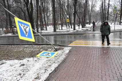 Москва. Упавший дорожный знак  `Пешеходный переход`.