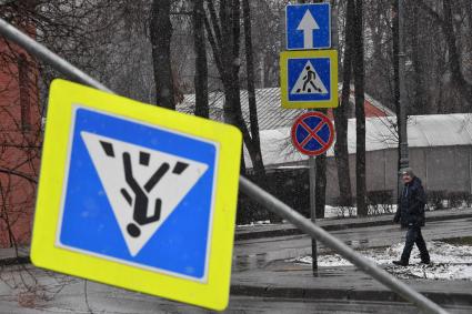 Москва. Упавший дорожный знак `Пешеходный переход`.