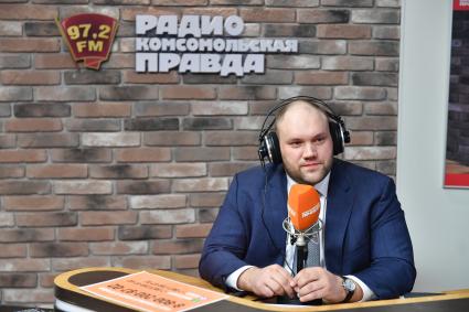 Москва. Заместитель начальника Управления строительства и эксплуатации автомобильных дорог Федерального дорожного агентства Александр Яхнюк на радиостанции `Комсомольская правда`.