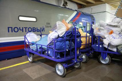 Красноярск. Погрузка почты в новый почтово-багажный вагон `Почты России`.