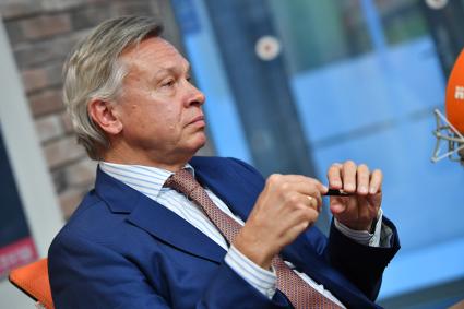 Москва. Член комитета Совета Федерации по обороне и безопасности Алексей Пушков на радиостанции `Комсомольская правда`.