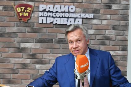 Москва. Член комитета Совета Федерации по обороне и безопасности Алексей Пушков на радиостанции `Комсомольская правда`.