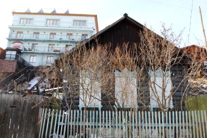 Иркутская область, п. Листвянка. Деревянный дом на одной из улиц.