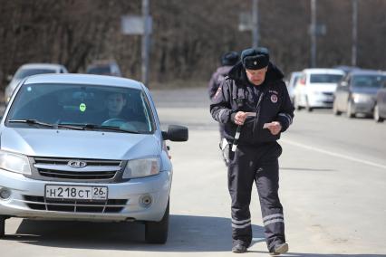 Ставрополь. Сотрудники ДПС проводят рейд по выявлению нарушителей на дороге.