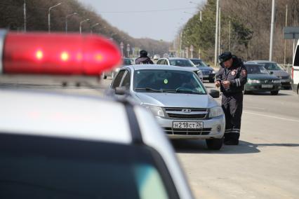 Ставрополь. Сотрудники ДПС проводят рейд по выявлению нарушителей на дороге.