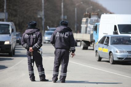 Ставрополь.  Сотрудники ДПС проводят рейд по выявлению нарушителей на дороге.