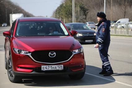 Ставрополь.  Сотрудники ДПС проводят рейд по выявлению нарушителей на дороге.