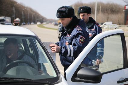 Ставрополь.  Сотрудники ДПС проводят рейд по выявлению нарушителей на дороге.