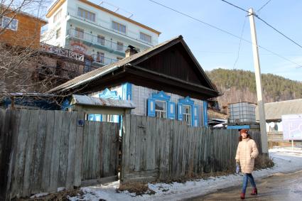 Иркутская область, п. Листвянка.  На одной из улиц.