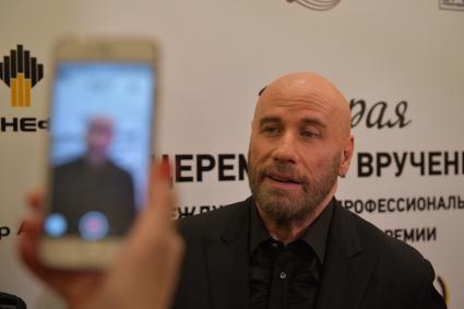 Москва.  Актер Джон Траволта  перед началом торжественного ужина, посвященного премии BraVo в отеле The Ritz Carlton Moscow.