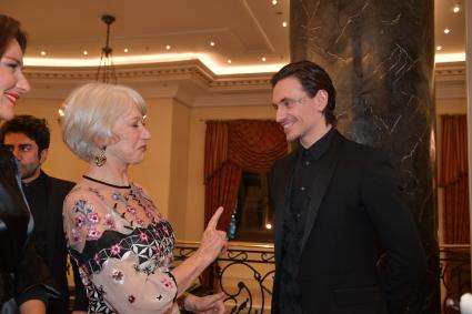 Москва. Актриса Хелен Миррен и артист балета Сергей Полунин перед началом торжественного ужина, посвященного премии BraVo в отеле The Ritz Carlton Moscow.