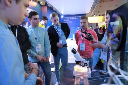 Красноярск. Посетители Красноярского экономического форума 2019 в Международном выставочно-деловом центре `Сибирь`.