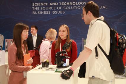 Красноярск. Посетители Красноярского экономического форума 2019 в Международном выставочно-деловом центре `Сибирь`.