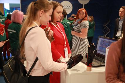 Красноярск. Посетительницы Красноярского экономического форума 2019 в Международном выставочно-деловом центре `Сибирь`.