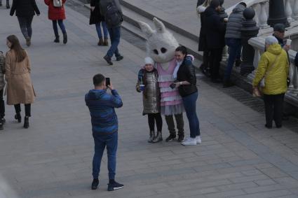 Москва. Прохожие фотографируются с ростовой куклой.