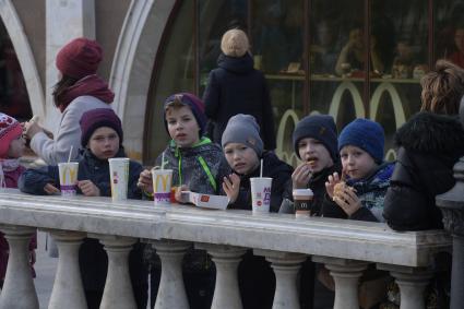 Москва. Дети в кафе  Макдоналдс  на Манежной площади.