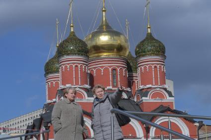 Москва. Женщины у Знаменского собора в парке `Зарядье`.