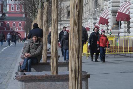 Москва. Прохожие на Красной площади у ГУМа.