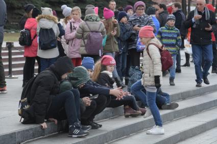 Москва. Школьники на экскурсии в Александровском саду.