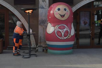 Москва. Сотрудница кммунальных служб  на улице города.