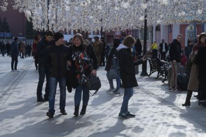 Москва. Прохожие на Никольской улице.