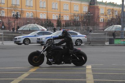Москва. Мужчина на мотоцикле на Манежной площади.