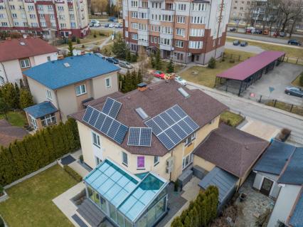 Калининград. Дом предпринимателя Сергея Рыжикова, на крыше которого установлены солнечные батареи.
