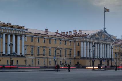 Санкт-Петербург. Здание Адмиралтейства  на Дворцовой площади после отключения подсветки в рамках экологической акции `Час Земли`.