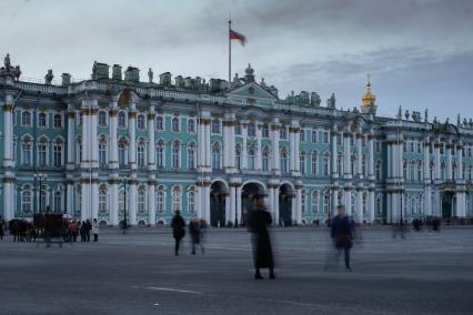 Санкт-Петербург. Здание Государственного Эрмитажа на Дворцовой площади после отключения подсветки в рамках экологической акции `Час Земли`.