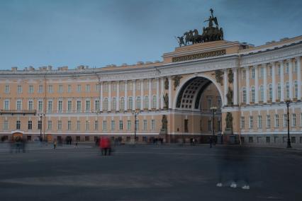 Санкт-Петербург. Арка Главного штаба на Дворцовой площади после отключения подсветки в рамках экологической акции `Час Земли`.