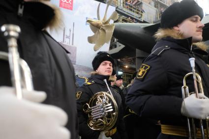 Санкт-Петербург.  Военнослужащие на церемонии спуска на воду первой дизель-электрическая подводной лодки `Петропавловск-Камчатский` проекта 636.3 `Варшавянка`, построенной для Тихоокеанского флота РФ, со стапелей предприятия ОАО `Адмиралтейские верфи`.