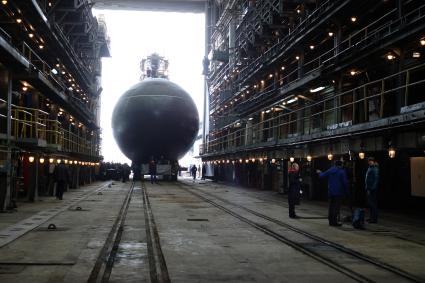 Санкт-Петербург. Первая дизель-электрическая подводная лодка `Петропавловск-Камчатский` проекта 636.3 `Варшавянка`, построенная для Тихоокеанского флота РФ, во время церемонии спуска на воду со стапелей предприятия ОАО `Адмиралтейские верфи`.