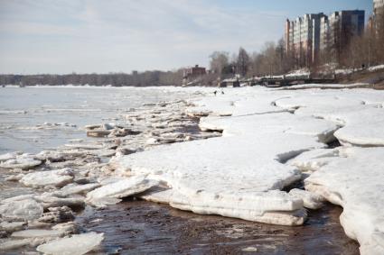 Пермь.  Таяние льда на реке Кама.