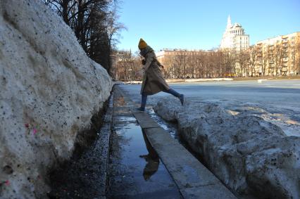 Москва.  Снежные сугробы на одной из улиц города.