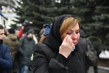 Москва.  Пресс-секретарь певицы Юлии Началовой Анна Исаева во время церемонии прощания с певицей Юлией Началовой на Троекуровском кладбище.