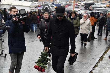 Москва.  Певец Денис Клявер во время церемонии прощания с певицей Юлией Началовой на Троекуровском кладбище.