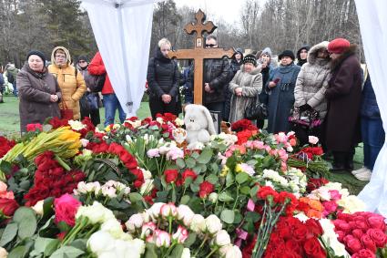 Москва.  Могила певицы Юлии Началовой на Троекуровском кладбище.