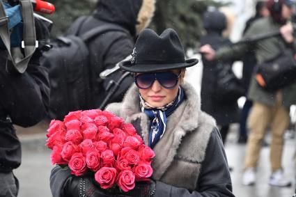 Москва.  Певица Катя Лель во время церемонии прощания с певицей Юлией Началовой на Троекуровском кладбище.