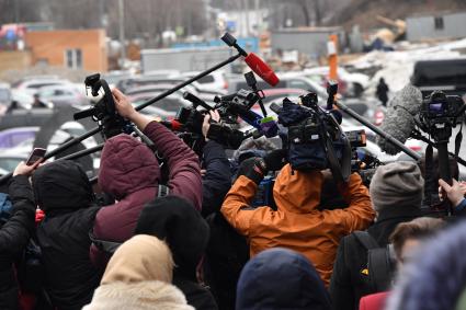 Москва.   Журналисты  во время церемонии прощания с певицей Юлией Началовой на Троекуровском кладбище.