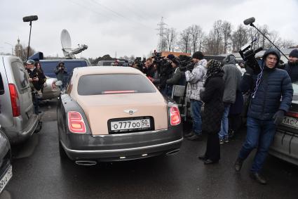 Москва.   Во время церемонии прощания с певицей Юлией Началовой на Троекуровском кладбище.