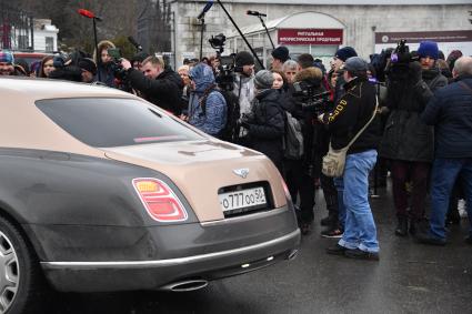 Москва.   Во время церемонии прощания с певицей Юлией Началовой на Троекуровском кладбище.