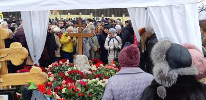 Москва.   Во время церемонии прощания с певицей Юлией Началовой на Троекуровском кладбище.