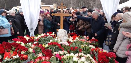 Москва.  Могила певицы Юлии Началовой на Троекуровском кладбище.