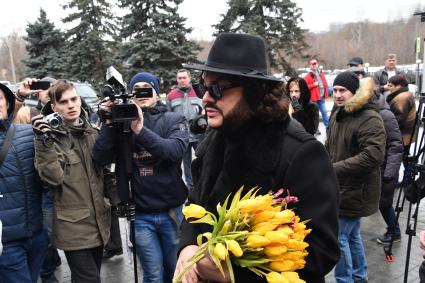 Москва.  Певец Филипп Киркоров  во время церемонии прощания с певицей Юлией Началовой на Троекуровском кладбище.