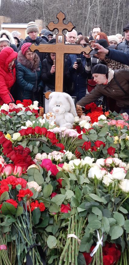 Москва.  Могила певицы Юлии Началовой на Троекуровском кладбище.