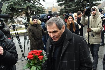 Москва.  Продюсер Бари Алибасов  во время церемонии прощания с певицей Юлией Началовой на Троекуровском кладбище.